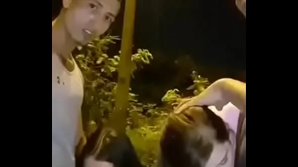 Dos amigas chupando pijas en la calle