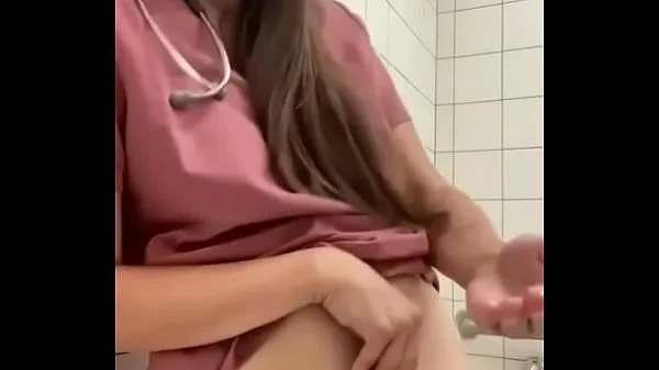enfermera se masturba en el baño del hospital
