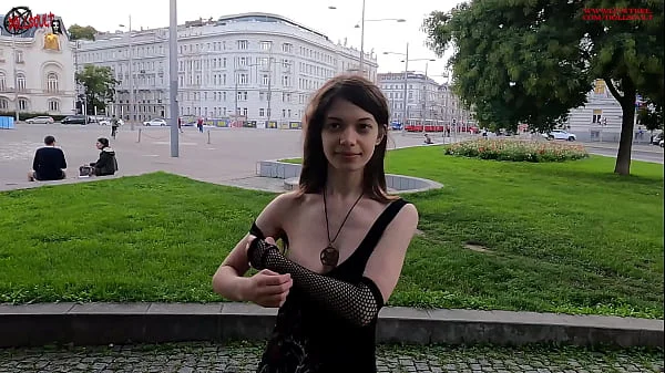 Extreme flashing in Vienna - DOLLSCULT